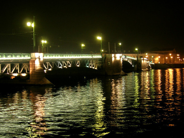 На Неве, в центре Петербурга, буксир столкнулся с опорой Дворцового моста и затонул