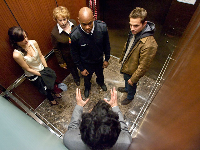 Заходя в лифт, люди за долю секунды оценивают социальный статус остальных пассажиров и в зависимости от этого занимают место, которое им "положено"