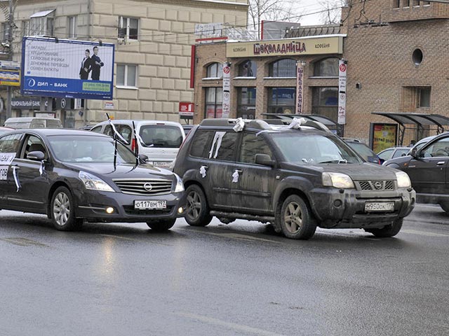 Новое "Белое кольцо": московские автомобилисты решили проехать с белыми лентами по Садовому в поддержку Навального