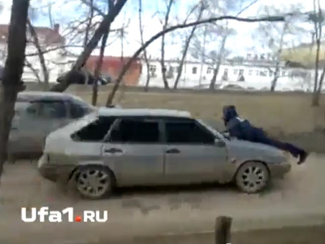 В Башкирии завели дело на водителя, возившего гаишника на капоте под восторженные крики граждан