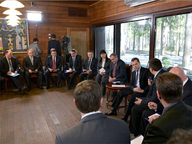 В "проблемном" для "Единой России" Смоленском регионе состоялась встреча членов правящей партии с премьер-министром РФ Дмитрием Медведевым