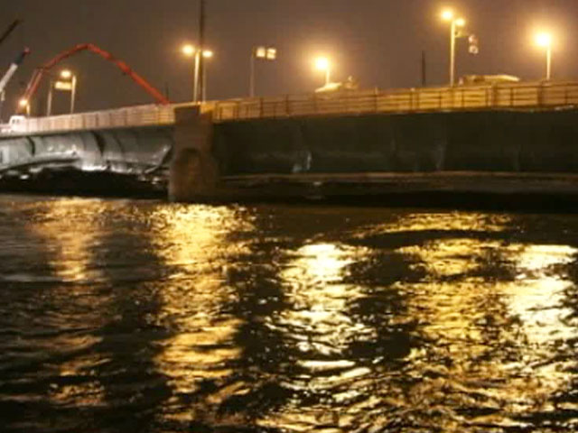 Специалисты в Санкт-Петербурге пока не могут поднять буксир, затонувший в пятницу в Неве возле Дворцового моста