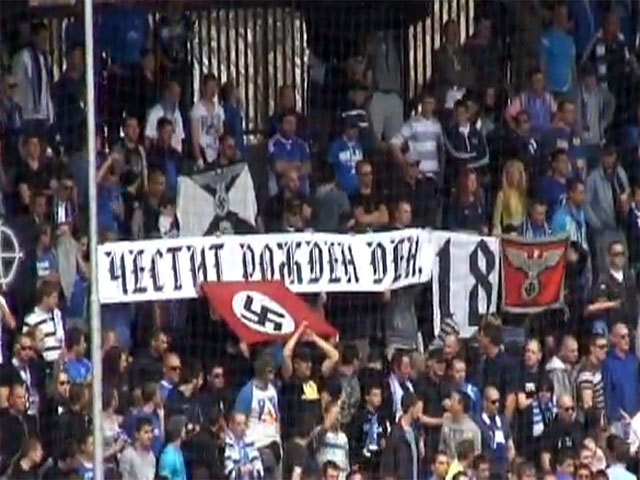 Болельщики футбольного клуба "Левски", который лидирует в элитном дивизионе Болгарии, во время матча развернули на трибуне плакаты с поздравлениями с днем рождения Адольфа Гитлера и нацистской символикой