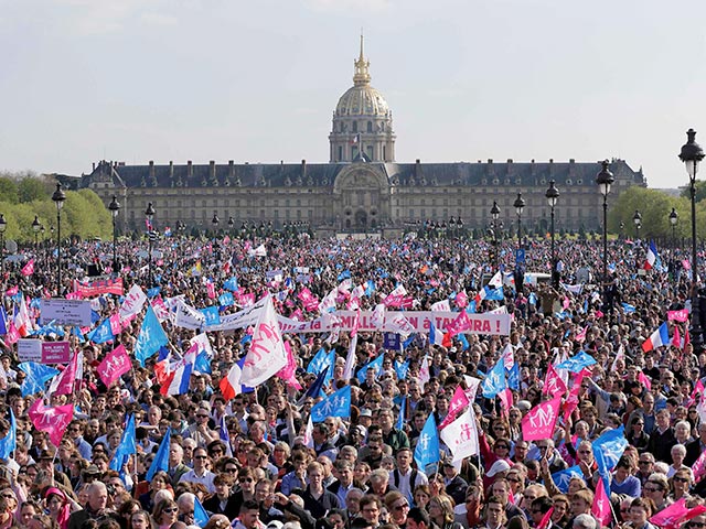 В воскресенье, накануне рассмотрения закона о легализации во Франции однополых браков нижней палатой парламента, тысячи противников этого нововведения вновь вышли на улицы Парижа