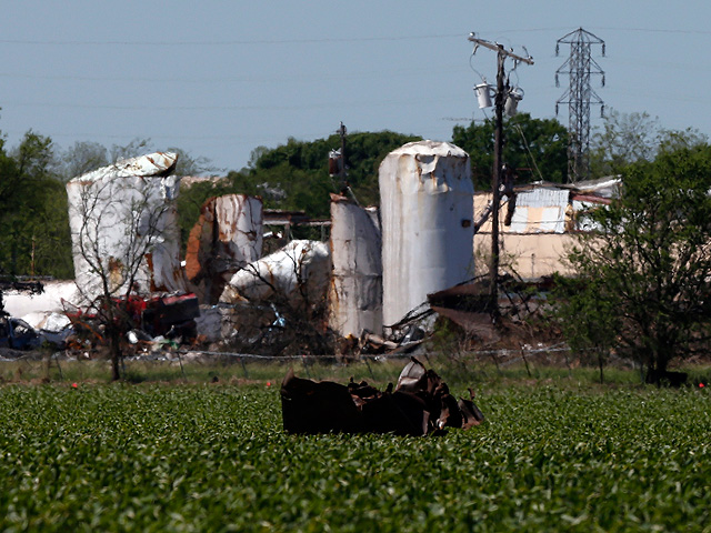 В США обсуждают наиболее вероятную причину взрыва фабрики минеральных удобрений в техасском городе Вест, из-за которого погибли 14 человек и получили ранения около 200