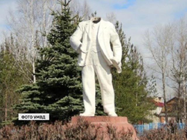 Вандалы изуродовали памятник Ленину в Нее. Сегодня исполнилось 143 года со дня рождения вождя мирового пролетариата. И двое местных жителей, крепко напившись, решили поздравить памятник с днем рождения