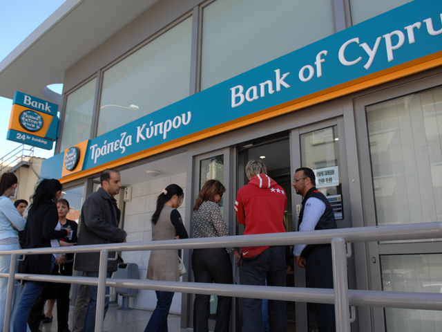 Верховный суд Кипра приступил сегодня к рассмотрению апелляций в отношении решения правительства, принятого под давлением Еврогруппы, о "стрижке" депозитов в двух ведущих банках страны