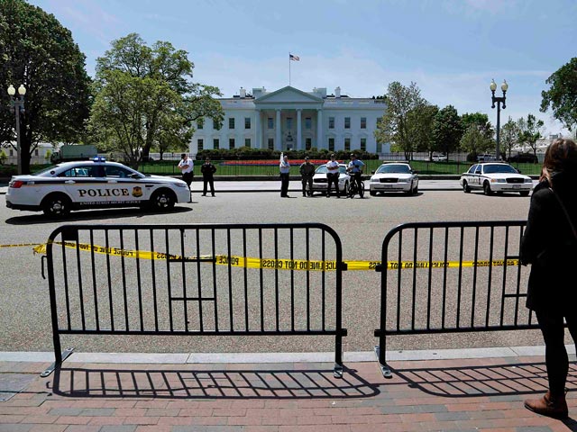 Свидетели Reuters видят Белый дом, никаких взрывов там нет. Представитель Белого дома также подтвердил, что президент в порядке