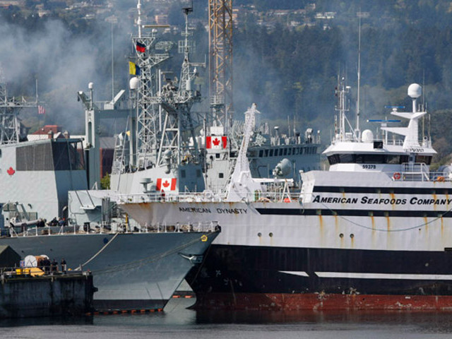 Американский рыболовный траулер врезался в канадский ракетный фрегат Winnipeg, пришвартованный на военно-морской базе Эскималт, в пригороде Виктории, на острове Ванкувер