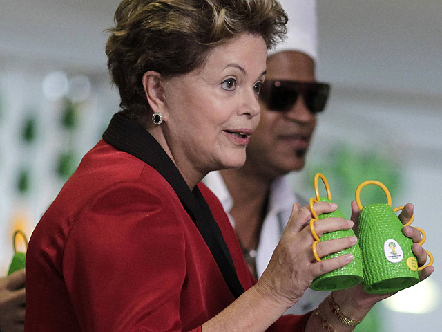 Президент Бразилии Дилма Роусефф представила официальный музыкальный инструмент ЧМ-2014 - каширолу
