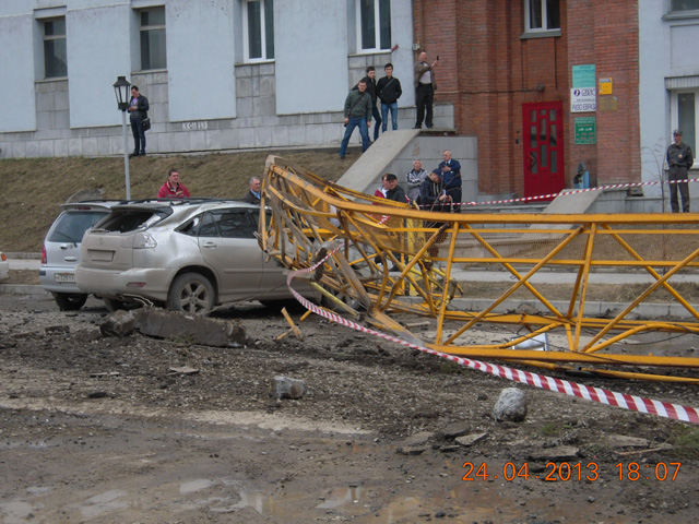 Башенный кран упал на территории стройки многофункционального жилого комплекса бизнес-класса "Арка" в центре Новосибирска
