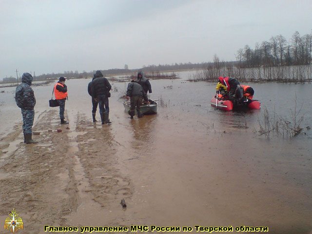 В Тверской области во время лодочной прогулки пропали двое взрослых и двое детей