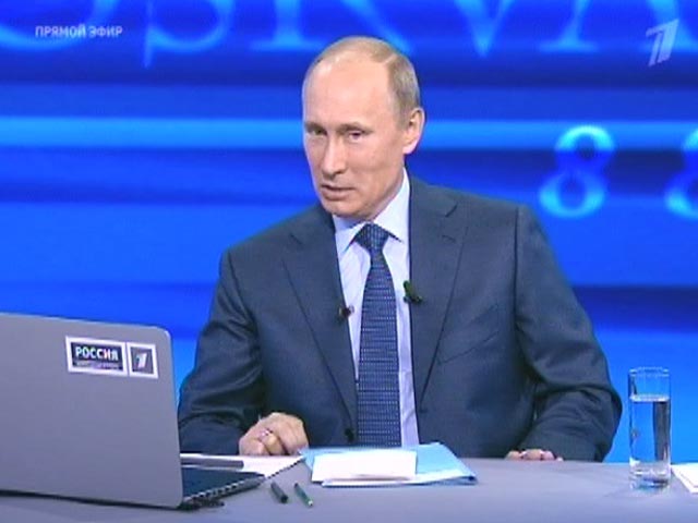 Президент Владимир Путин начал свою одиннадцатую "прямую линию", оценив первый год своего нового срока пребывания у власти