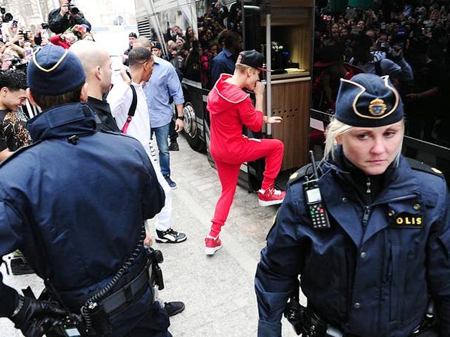 Шведская полиция нашла наркотики в автобусе канадского поп-идола подростков Джастина Бибера, давшего накануне концерт в Стокгольме в рамках своего мирового турне