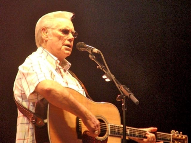 В США в возрасте 81 года умер легендарный кантри-певец Джордж Джонс, известный своим особенным баритоном, передает Reuters со ссылкой на пресс-секретаря певца.