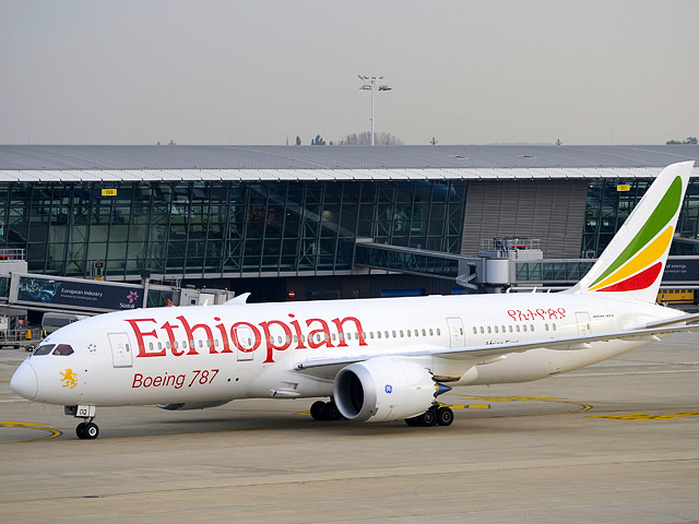 Передовой лайнер от Boeing, "приземленный" из-за неполадок с литий-ионными аккумуляторами, впервые поднялся в воздух: 787 Dreamliner компании Ethiopian Airlines в субботу утром вылетел из аэропорт Аддис-Абебы, столицы страны