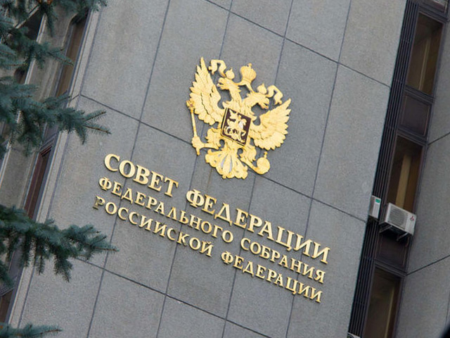 Совет Федерации одобрил в субботу закон, запрещающий высокопоставленным чиновникам иметь иностранные счета и ценные бумаги в банках за рубежом