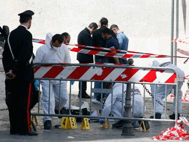 Преступник, устроивший сегодня стрельбу перед правительственным дворцом Киджи в центре итальянской столицы, преследовал совершенно определенные цели, намереваясь убить политиков