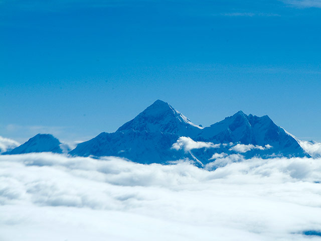В Непале в центре криминального скандала оказались европейские альпинисты, которые во время восхождения на высочайшую вершину мира Джомолунгму (Эверест) поссорились с сопровождавшими их проводниками
