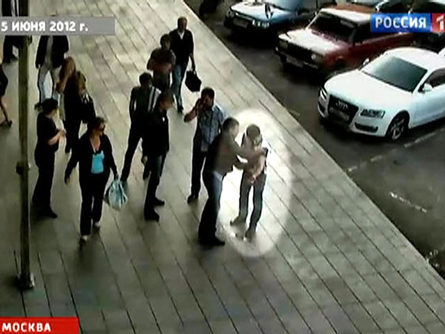 По данным следствия, 5 июня прошлого года на площади Киевского вокзала в Москве, около торгового центра "Европейский", Ризванов с двумя друзьями "из хулиганских побуждений, используя малозначительный повод", напал на Усачева и его приятеля