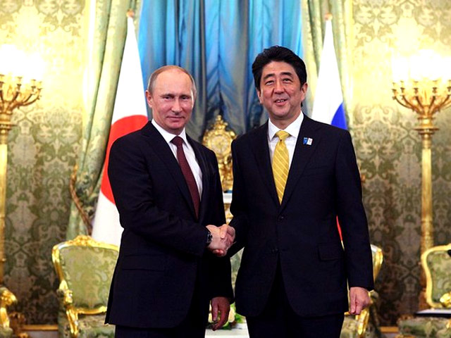 Владимир Путин принял в Кремле японского премьер-министра Синдзо Абэ, прибывшего в Москву для обсуждения территориальных споров