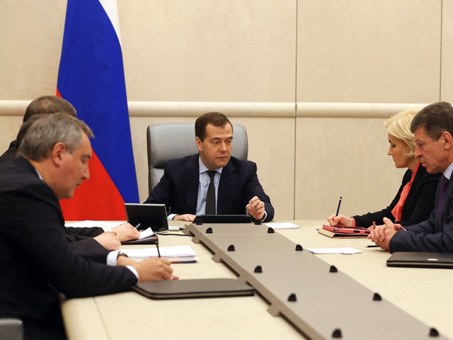 "В любом случае, темпы нельзя сбавлять", - резюмировал премьер-министр Дмитрий Медведев на совещании с вице-премьерами
