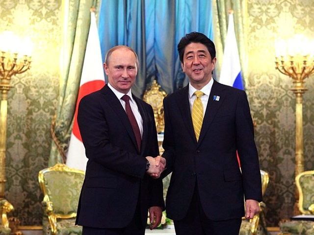 Владимир Путин в понедельник провел переговоры с премьер-министром Японии Синдзо Абэ