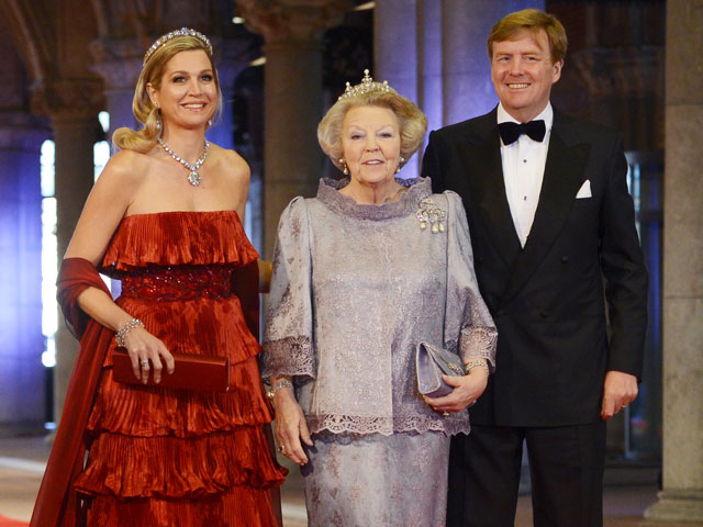 Королева Нидерландов Беатрикс (в центре) и принц Виллем-Александр с супругой Максимой