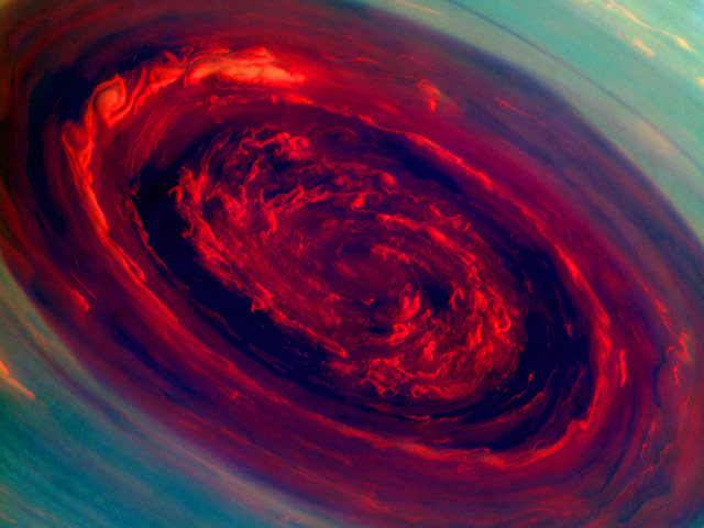 NASA запечатлело на Сатурне мощнейший ураган за всю историю наблюдения за планетами Солнечной системы
