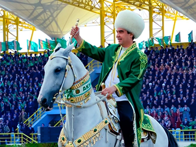 Президент Туркмении Гурбангулы Бердымухамедов выступил в качестве наездника и победил на скачках с призовым фондом более 11 миллионов долларов в честь Дня туркменского скакуна