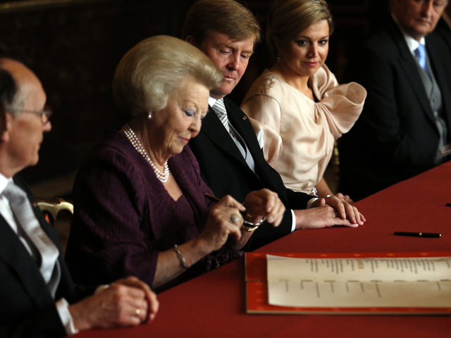 Королева Нидерландов Беатрикс официально передала корону сыну на церемонии в Королевском дворце в центре голландской столицы Амстердаме