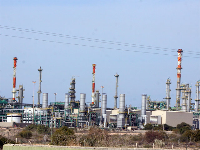 Перебои в производстве нефти обошлись Ливии за последние пять месяцев в 1 млрд долларов потерь, заявил министр нефти Ливии Абдулбари аль-Аруси: "Когда месторождения находятся в руках посторонних, производство на них прекращается"