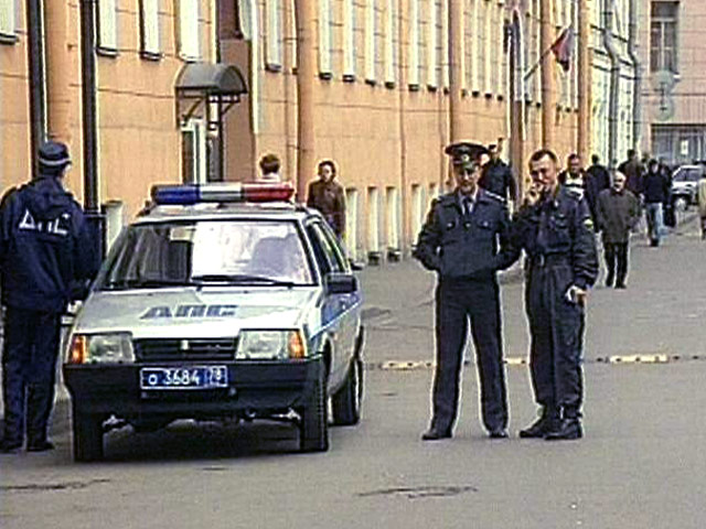 Полиция Санкт-Петербурга ищет мужчину, совершившего побег из-под стражи. Задержанному удалось выбраться из полицейского автомобиля во время перевозки, когда его пытались доставить в суд для избрания меры пресечения