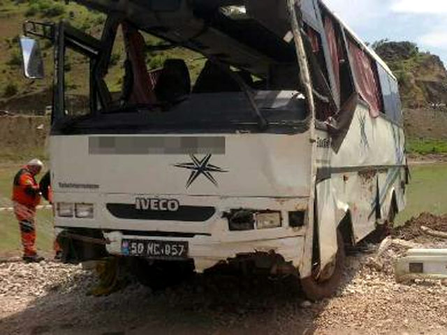 В Турции автобус, в котором ехали школьные учителя, упал в озеро Чамлыджа в центральной провинции Кайсери