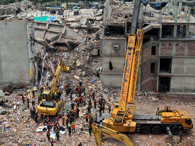 Число людей, погибших при обрушении здания швейной фабрики на окраинах столицы Бангладешв среду, 1 мая, превысило 400 человек