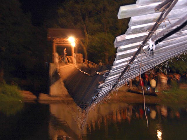 Туристы, упавшие в реку с перевернувшегося подвесного моста в городе Фэнхуан в западной части китайской провинции Хунань, спасены