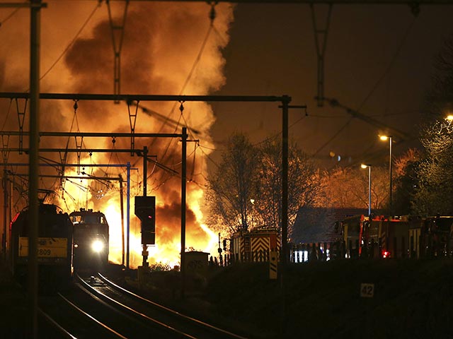 Несколько вагонов поезда, перевозившего химические вещества, сошли с рельсов в субботу в Бельгии. В результате происшествия около города Гент в провинции Восточная Фландрия возник пожар, после чего произошло несколько взрывов в вагонах