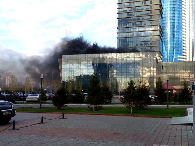 В Астане (Казахстан) в субботу загорелся медиацентр, в котором находятся студии большинства телеканалов страны. Возгорание произошло в районе концертного зала