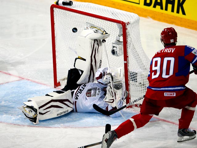 Сборная России по хоккею разгромила команду Латвии в своем первом матче на чемпионате мира в Швеции и Финляндии, где наша команда защищает добытый год назад титул
