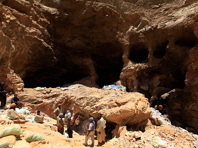 На шахте по добыче золота в Судане прекратили поиск около 100 горняков, считавшихся пропавшими без вести после обрушения в понедельник