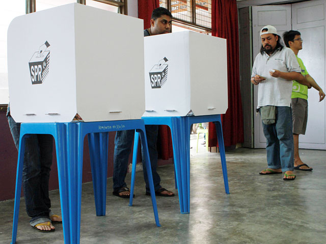 Находящаяся 56 лет у власти в Малайзии коалиция Национальный фронт опережает соперников на парламентских выборах