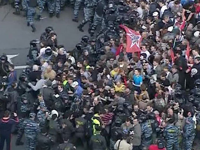 Год прошел после событий 6 мая 2012 года на Болотной площади. Все это время в обществе продолжаются споры о перспективах политического протеста в России