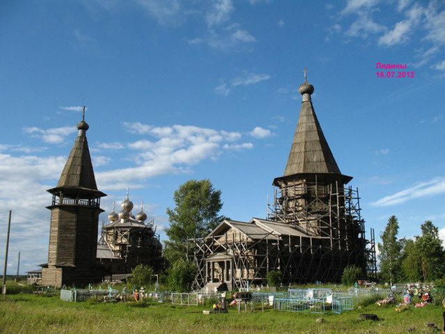 В Архангельской области накануне от молнии сгорели деревянный Покрово-Власьевский храм (на фото справа) и колокольня, построенные в XVIII веке