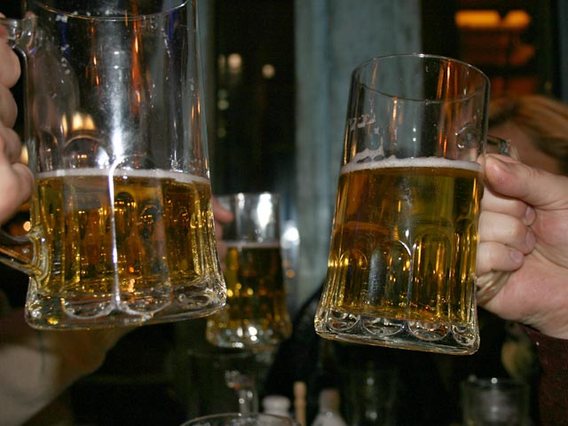 В первом квартале 2013 года объемы продаж крупного мирового пивовара, работающего в России, Аnheuser-Busch InBev ("Сибирская корона", Stella Artois) в первом квартале 2013 года снизились на 17%