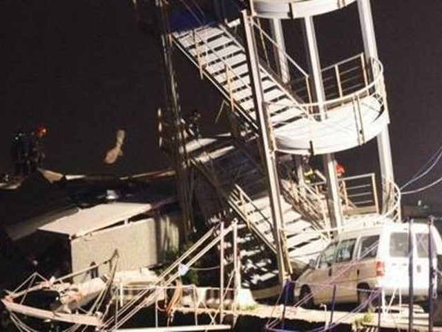 В порту итальянского города Генуя судно столкнулось с диспетчерской вышкой. Три человека погибли, шесть пострадали