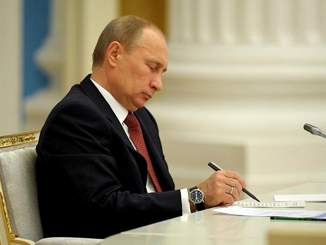 Путин подписал закон, запрещающий чиновникам иметь счета в иностранных банках