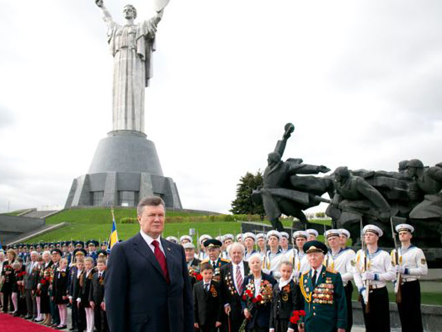 С Днем Победы украинцев поздравил президент Виктор Янукович, указавший, что страна чтит людей, которые, "жертвуя собой, спасли нашу землю от фашистского порабощения, подарили нам мир и свободу"