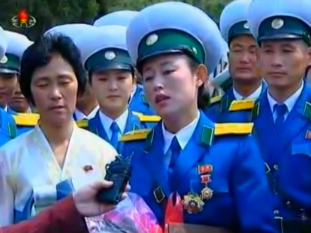 Северокорейская женщина-полицейский получила награду от Ким Чен Ына - возможно, спасла ему жизнь