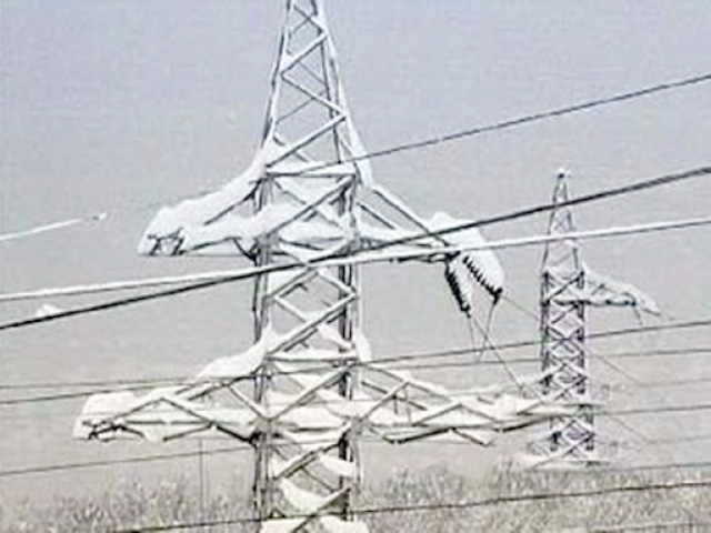 В Алтайском крае произошла вторая за двое суток крупная энергоавария. В субботу произошло резкое похолодание: в некоторых районах прошел снег, оборвавший линии электропередач