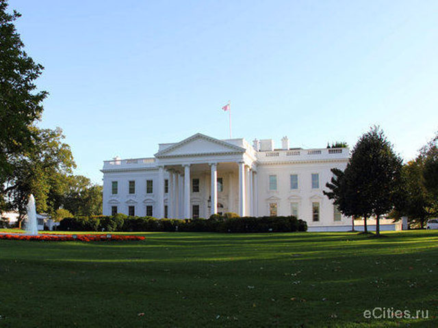 Часть персонала резиденции президента США в субботу была эвакуирована, предположительно, из-за задымления в электрораспределительном щите